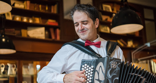 Mickaël Richard avec son accordéon