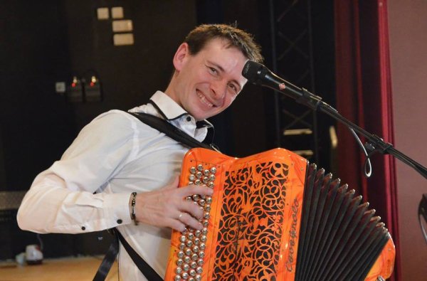 Damien Poyard jouant de l’accordéon