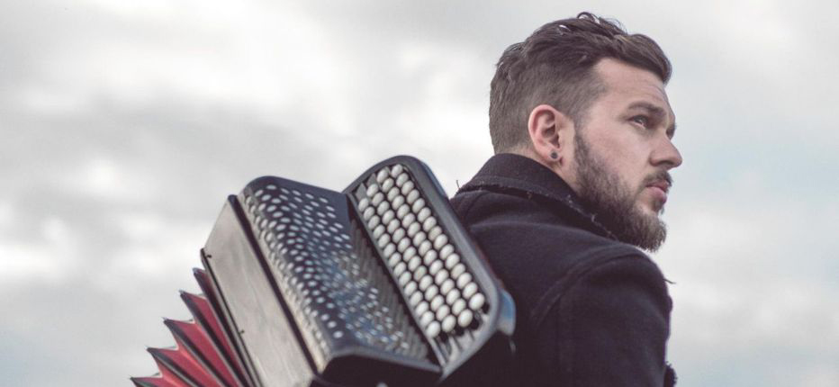 Claudio Capéo avec un accordéon