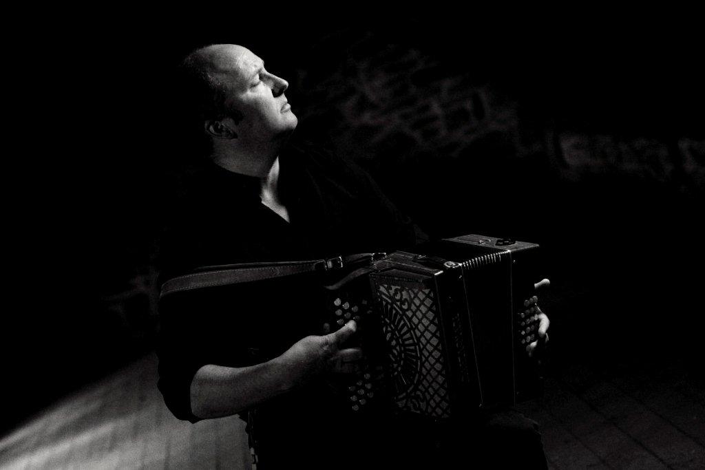 Fred GUICHEN avec un accordéon