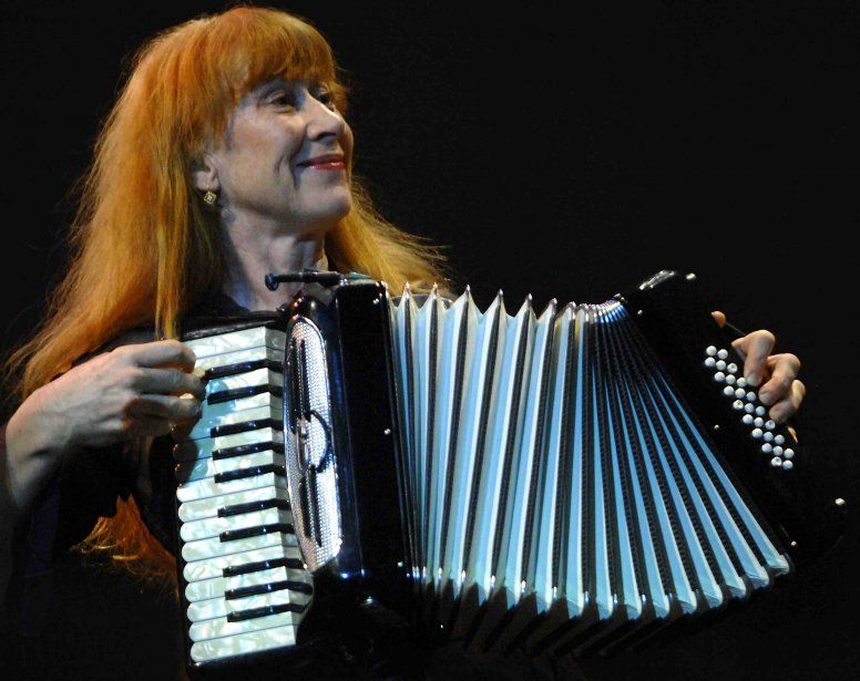 Loreena McKennitt avec un accordéon