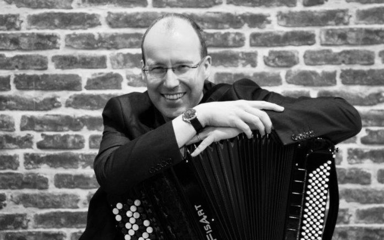 ludovic Beier avec un accordéon