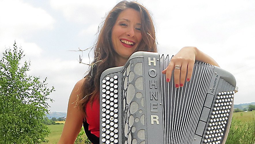Nathalie BERNAT avec un accordéon