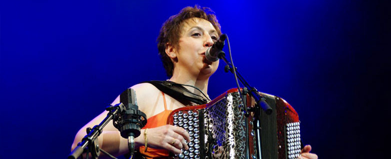 Sylvie Pulles avec un accordéon